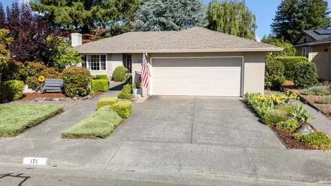 171 Oak Shadow Dr, Santa Rosa, CA 95409