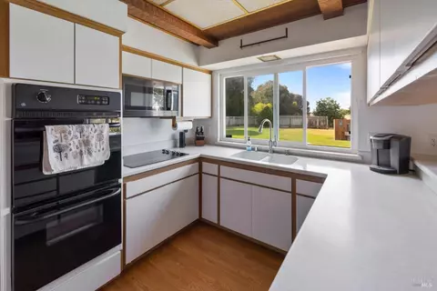 Kitchen - 5202 Poplar Rd, Vacaville, CA 95687 photo 3 of 5