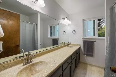 Bath - 5202 Poplar Rd, Vacaville, CA 95687 photo 2 of 3