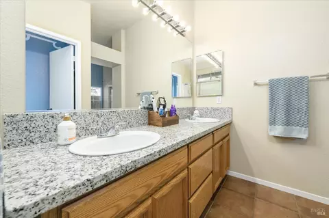 Bath - 805 Bounds Dr, Dixon, CA 95620 photo 1 of 3