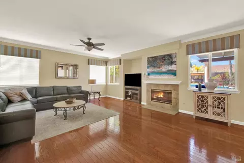 Living - 901 Dunerose Ct, Vacaville, CA 95687 photo 2 of 4