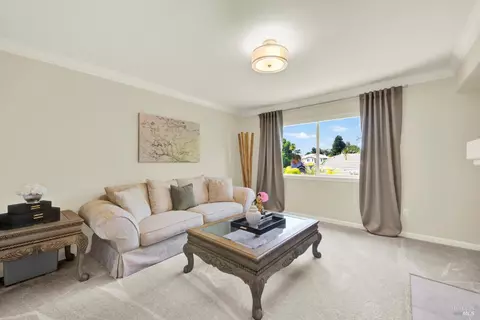 Living - 901 Dunerose Ct, Vacaville, CA 95687 photo 3 of 4
