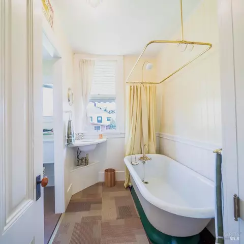 Bath - 527 Kentucky St, Vallejo, CA 94590 photo 1 of 4