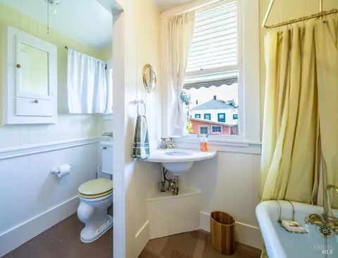 Bath - 527 Kentucky St, Vallejo, CA 94590 photo 4 of 4