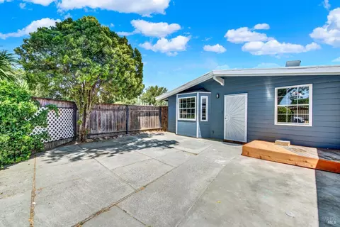 Exterior - 1060 Johnson St, Fairfield, CA 94533 photo 7 of 18