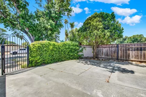 Exterior - 1060 Johnson St, Fairfield, CA 94533 photo 8 of 18