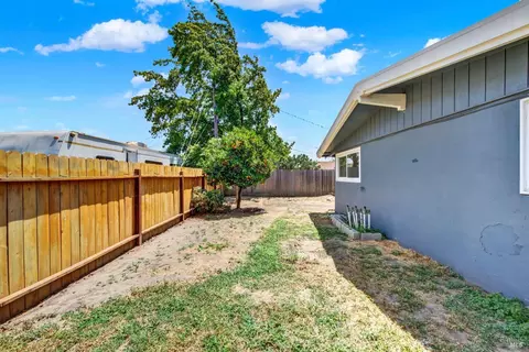 Exterior - 1060 Johnson St, Fairfield, CA 94533 photo 15 of 18