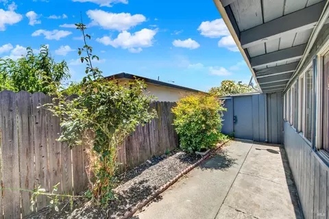 Exterior - 1060 Johnson St, Fairfield, CA 94533 photo 17 of 18