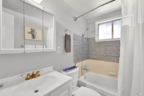 Bath - 1060 Johnson St, Fairfield, CA 94533 photo 5 of 5