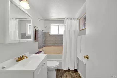 Bath - 1060 Johnson St, Fairfield, CA 94533 photo 4 of 5