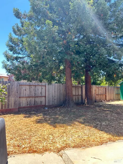Exterior - 1091 Ruby Dr, Vacaville, CA 95687 photo 2 of 4