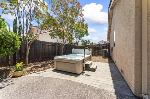 Exterior - 1032 Ventana Dr, Windsor, CA 95492 photo 7 of 9
