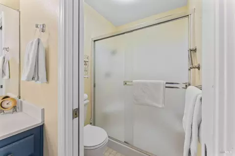 Bath - 1032 Ventana Dr, Windsor, CA 95492 photo 2 of 3