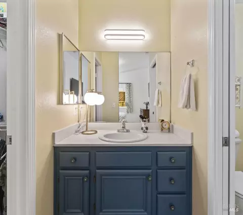 Bath - 1032 Ventana Dr, Windsor, CA 95492 photo 1 of 3
