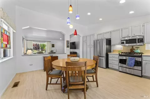 Dining - 1032 Ventana Dr, Windsor, CA 95492 photo 2 of 3