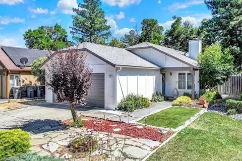 208 Catalpa Ln, Vacaville, CA 95687