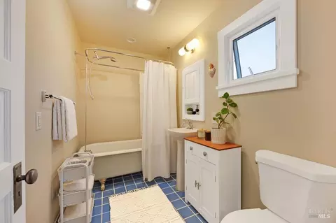 Bath - 509 7th St, Petaluma, CA 94952 photo 1 of 4
