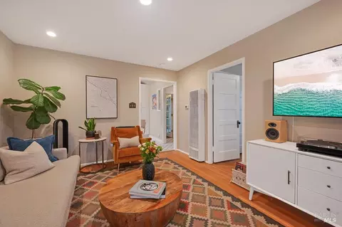 Living - 509 7th St, Petaluma, CA 94952 photo 2 of 4