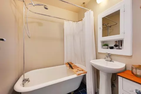 Bath - 509 7th St, Petaluma, CA 94952 photo 2 of 4