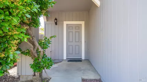 397 Robin Cir, Vacaville, CA 95687 photo 4