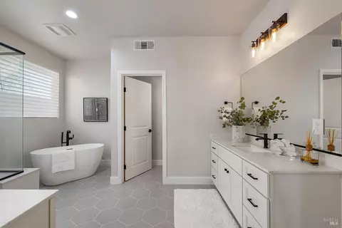 Bath - 14610 Jomark Ln, Occidental, CA 95465 photo 1 of 5