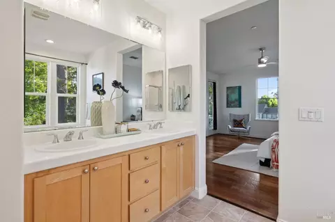 Bath - 1007 Azuar Dr, Vallejo, CA 94592 photo 3 of 4