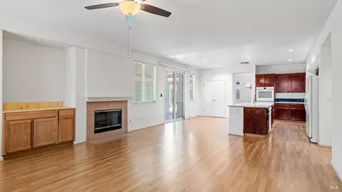 Living - 736 Ruby Dr, Vacaville, CA 95687 photo 9 of 13
