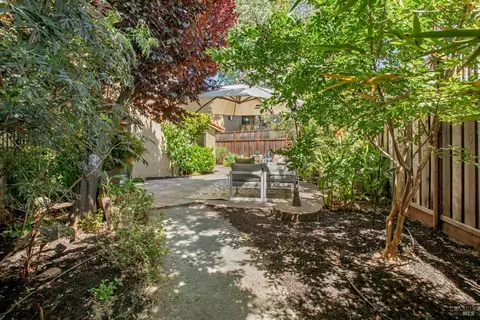 Exterior - 846 2nd St W, Sonoma, CA 95476 photo 5 of 8