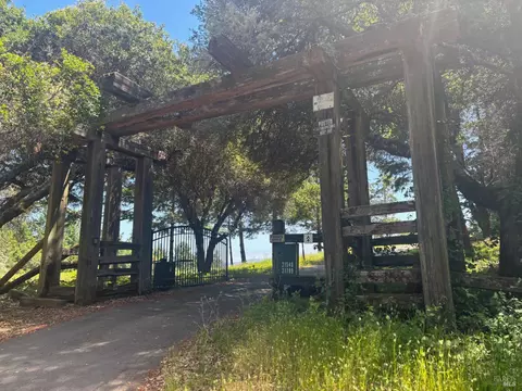 21380 Siri Rd, Guerneville, CA 95446