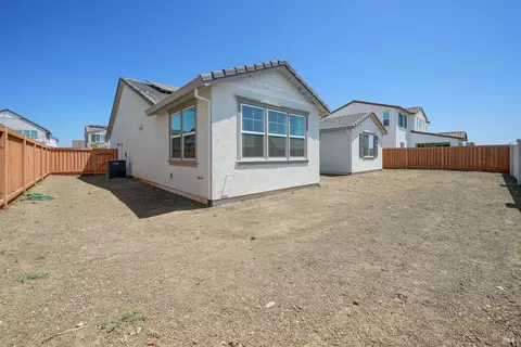 Exterior - 440 Vanderbilt Dr, Dixon, CA 95620 photo 7 of 8
