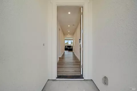 Entry Way - 440 Vanderbilt Dr, Dixon, CA 95620 photo 2 of 6