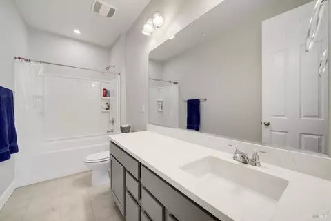 Bath - 440 Vanderbilt Dr, Dixon, CA 95620 photo 2 of 2