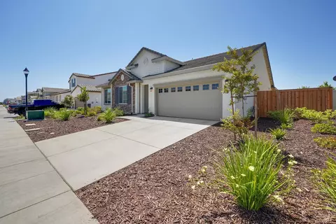 Exterior - 440 Vanderbilt Dr, Dixon, CA 95620 photo 2 of 8