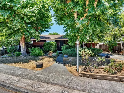 206 Champlain Ave, Cloverdale, CA 95425