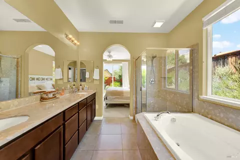 Bath - 4905 Couples Cir, Fairfield, CA 94533 photo 5 of 8