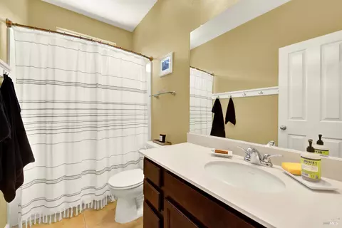 Bath - 4905 Couples Cir, Fairfield, CA 94533 photo 7 of 8