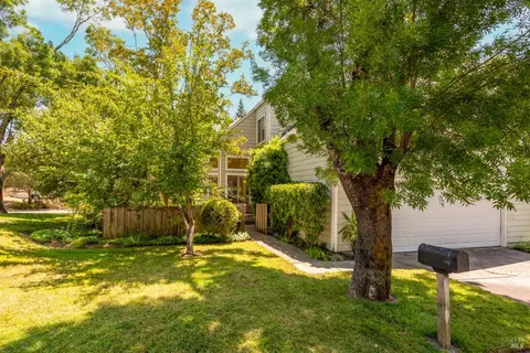 600 Fieldcrest Dr, Healdsburg, CA 95448