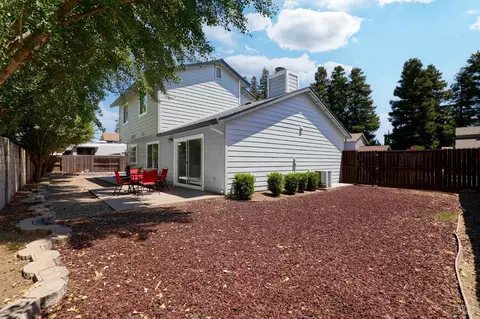 Exterior - 1325 Angela Ct, Dixon, CA 95620 photo 4 of 5