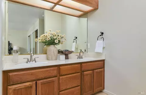 Bath - 1325 Angela Ct, Dixon, CA 95620 photo 2 of 4