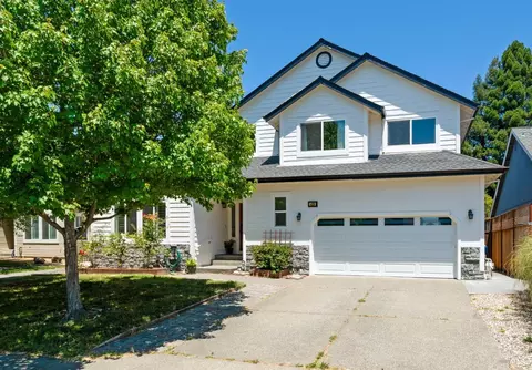 429 Godfrey Dr, Windsor, CA 95492
