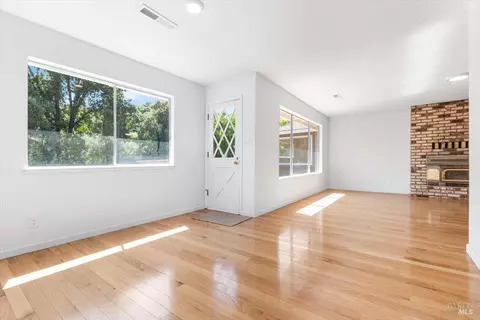 Living - 549 Hillside Dr, Cloverdale, CA 95425 photo 6 of 8