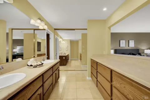 Bath - 25 Knoll Dr, Fairfield, CA 94534 photo 4 of 7