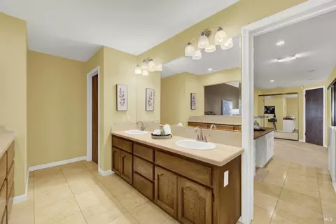 Bath - 25 Knoll Dr, Fairfield, CA 94534 photo 2 of 7