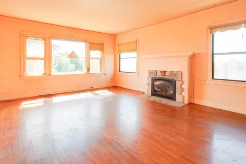 Living - 228 Carter St, Vallejo, CA 94590 photo 2 of 5