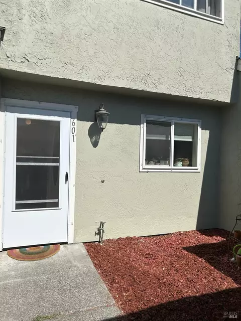 601 Racquet Club Cir, Rohnert Park, CA 94928