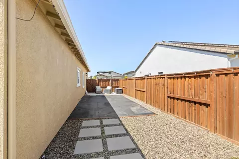 Exterior - 1765 Butterfly Ln, Dixon, CA 95620 photo 7 of 10