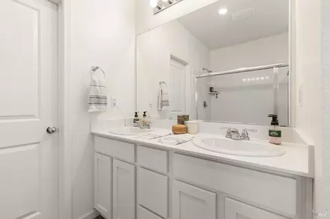 Bath - 1765 Butterfly Ln, Dixon, CA 95620 photo 2 of 3