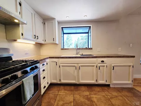 Kitchen - 27160 Tuck Pl, Willits, CA 95490 photo 2 of 5