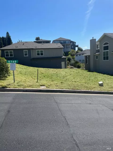 5740 Fairway Knoll Ln, Santa Rosa, CA 95403