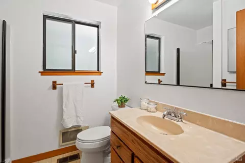 Bath - 1101 Perch Ln, Willits, CA 95490 photo 1 of 4
